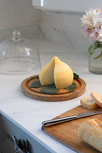 Detalle quesera con tapa de cristal tallada cristina oria