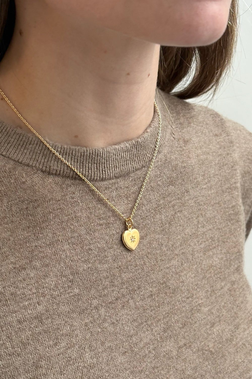 Detalle Cuello Collar Dorado Con Diseño Corazón Cristina Oria 