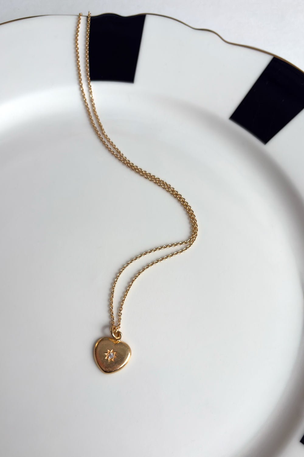 Detalle Collar Dorado Con Diseño Corazón Cristina Oria 