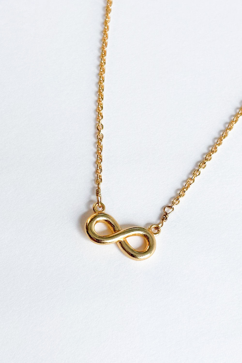 Collier Doré Avec Design Infini