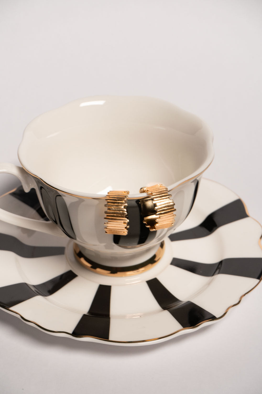 Detalles Taza & Pendientes Dorados Con Diseño Irregular Cristina Oria
