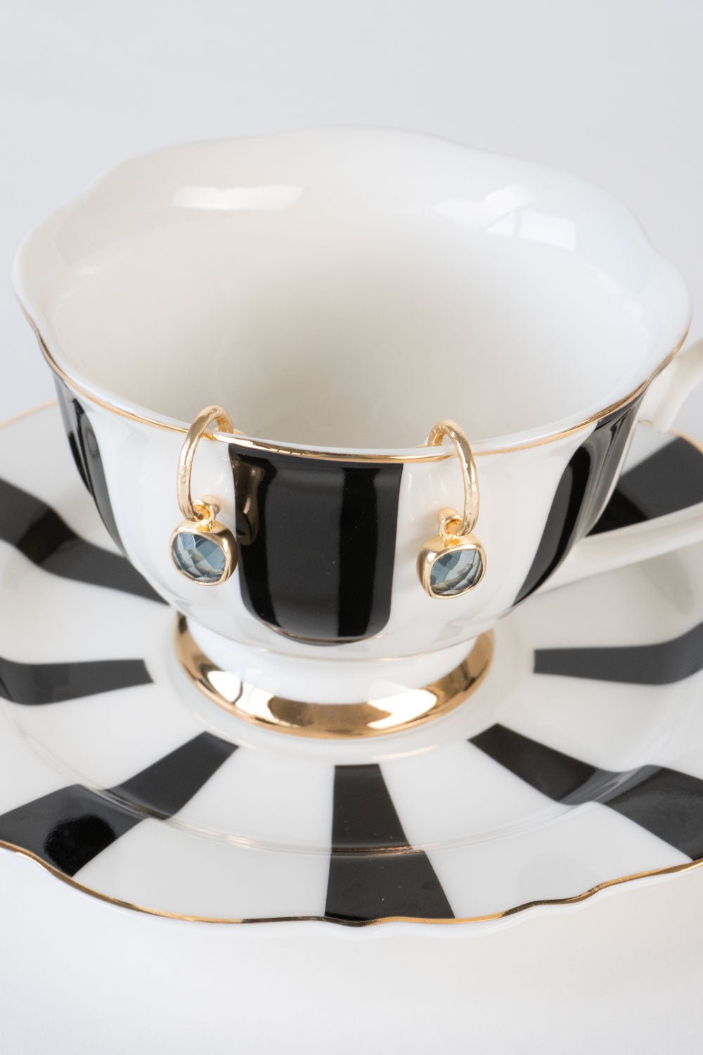 Taza Pendientes Dorados Con Piedras Azules Cristina Oria
