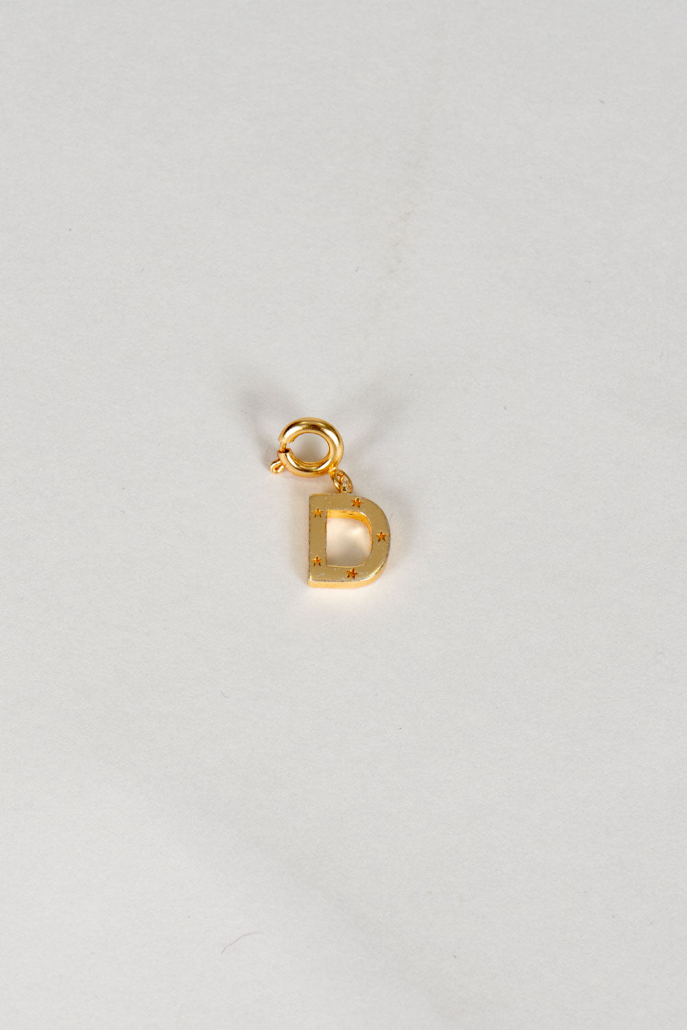 Iniciais douradas com detalhe de estrela