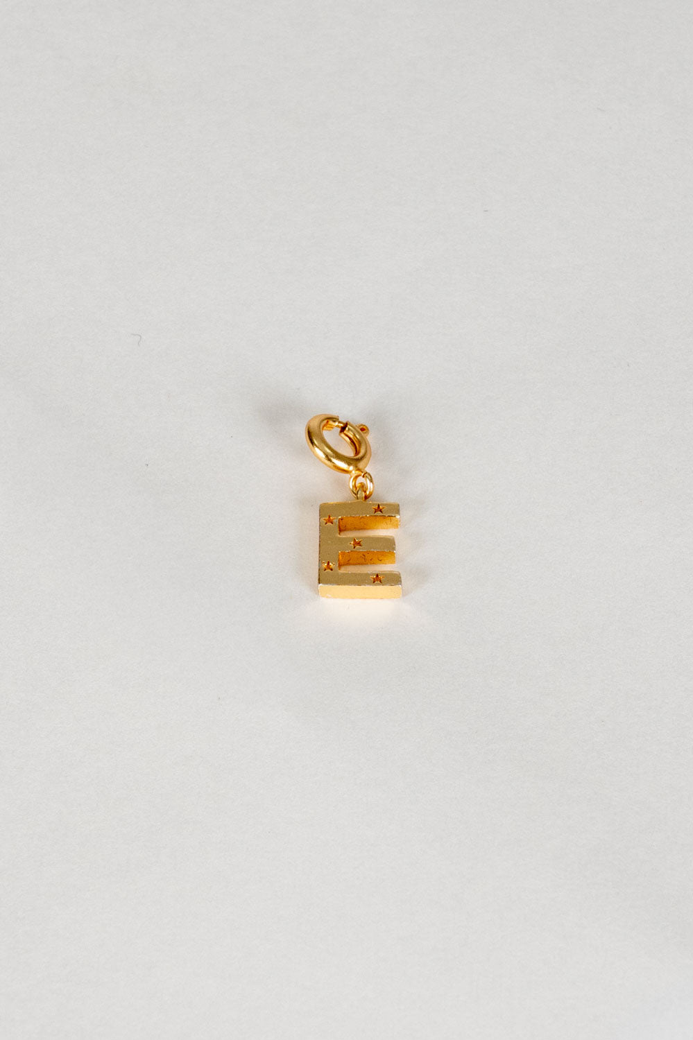 Iniciais douradas com detalhe de estrela