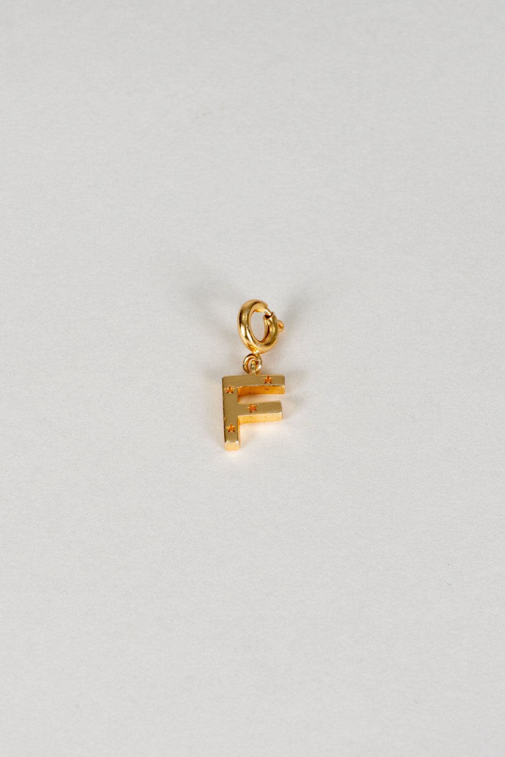 Iniciais douradas com detalhe de estrela