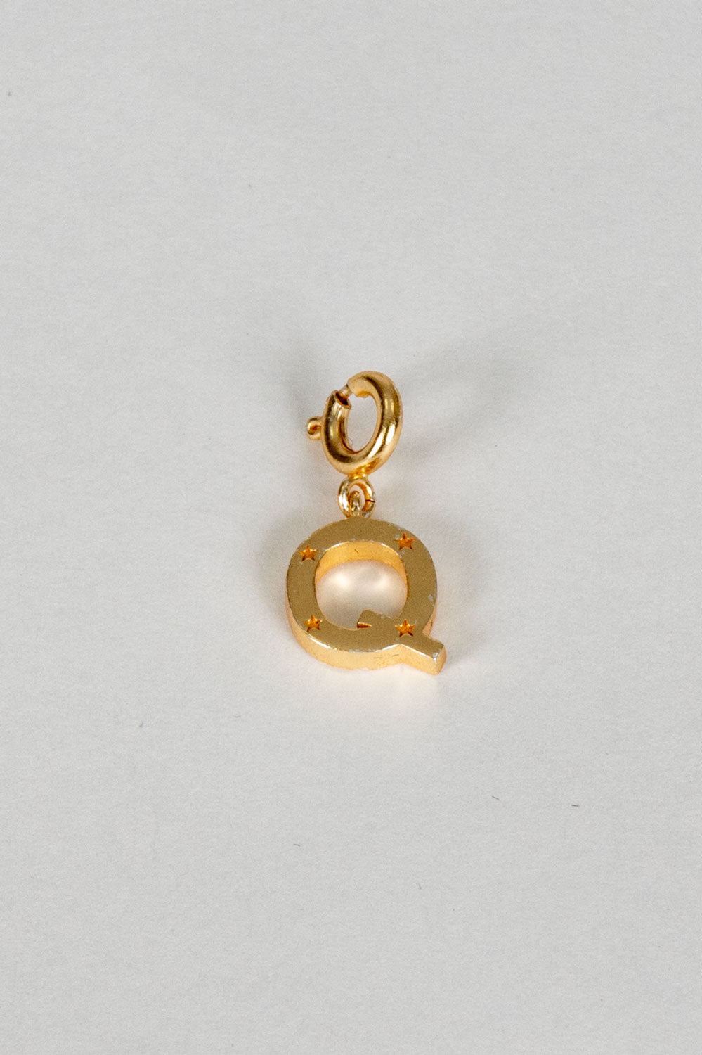 Iniciais douradas com detalhe de estrela