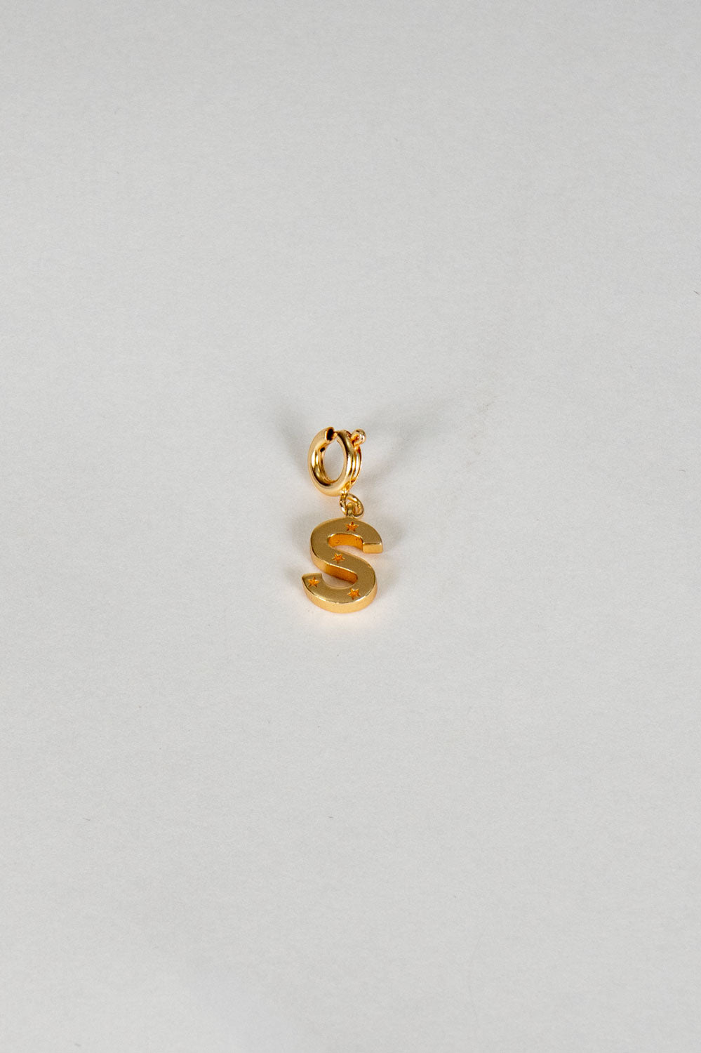 Iniciais douradas com detalhe de estrela