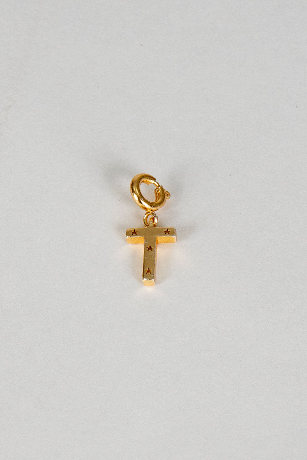 Iniciais douradas com detalhe de estrela