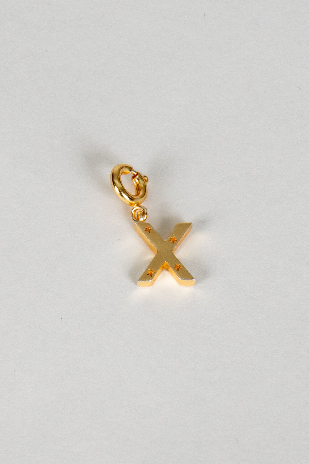 Iniciais douradas com detalhe de estrela