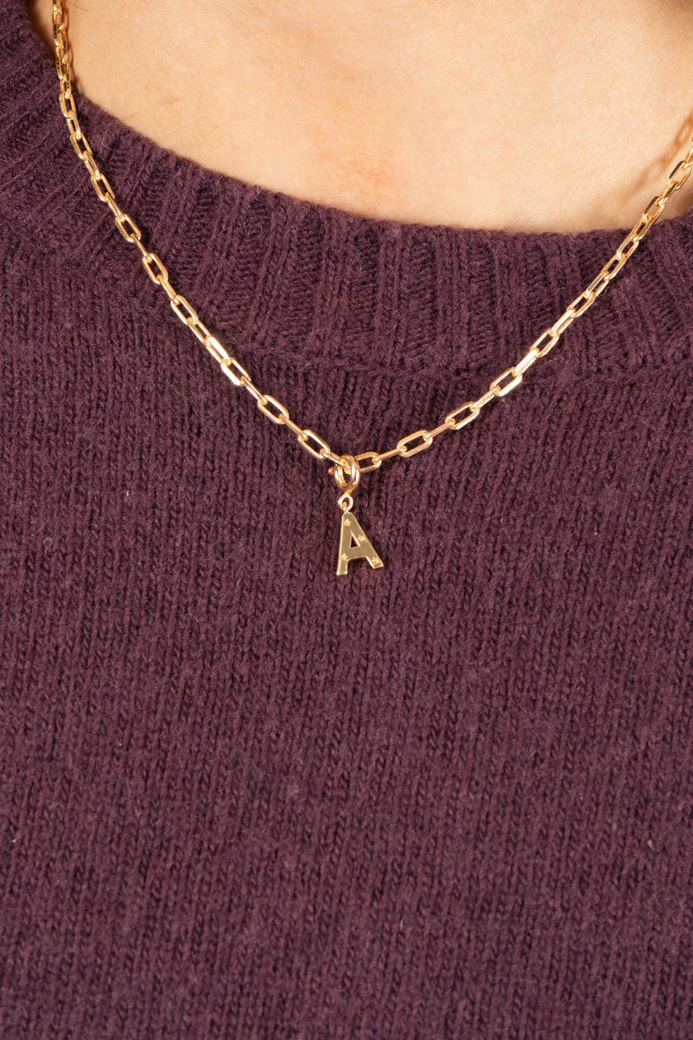 Combinação de corrente & iniciais douradas com detalhe de estrelas