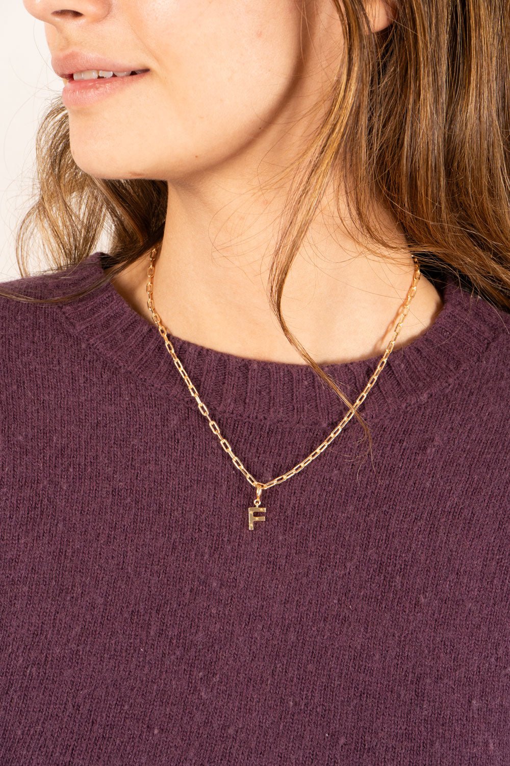 Combinação de corrente & iniciais douradas com detalhe de estrelas