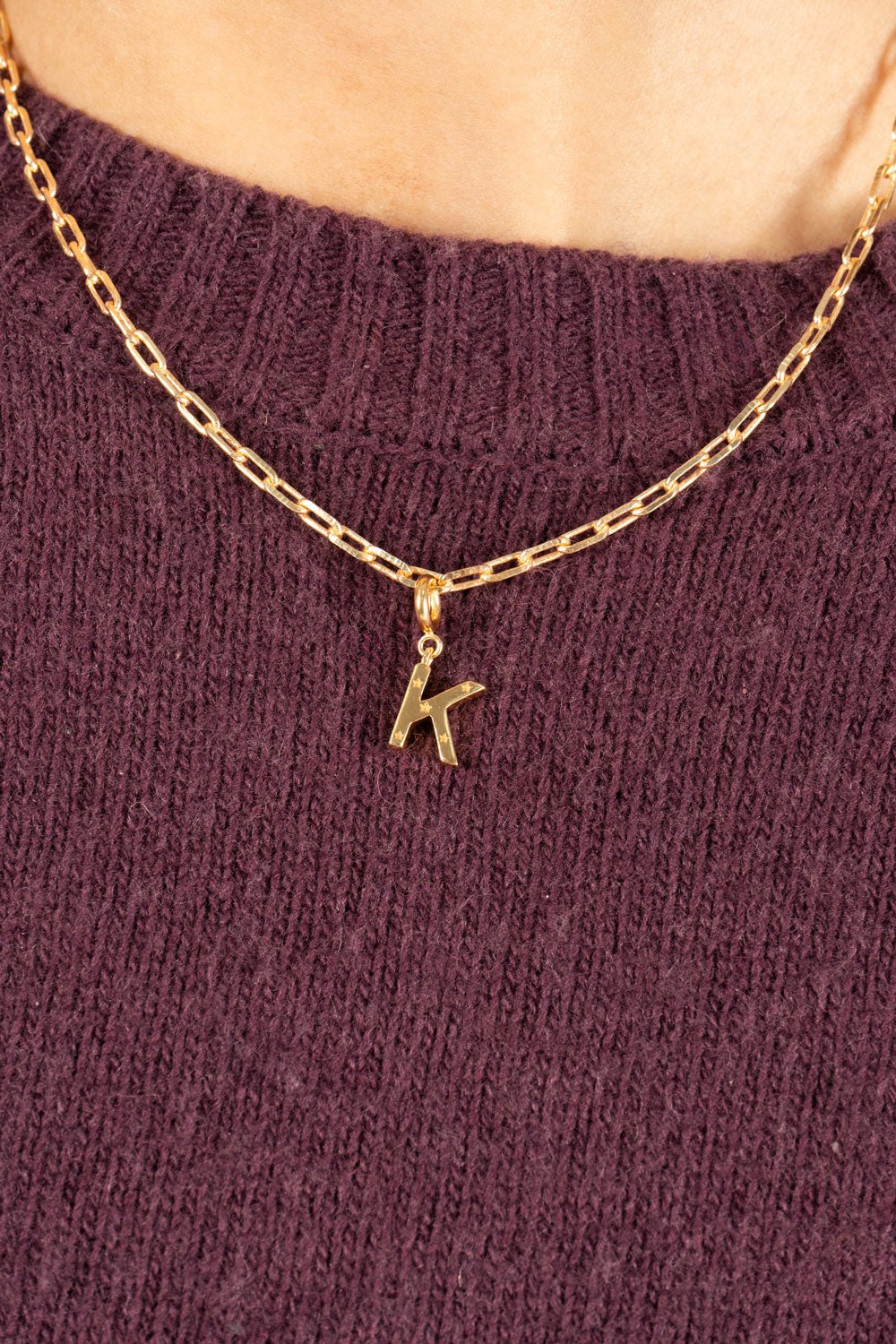 Combinação de corrente & iniciais douradas com detalhe de estrelas