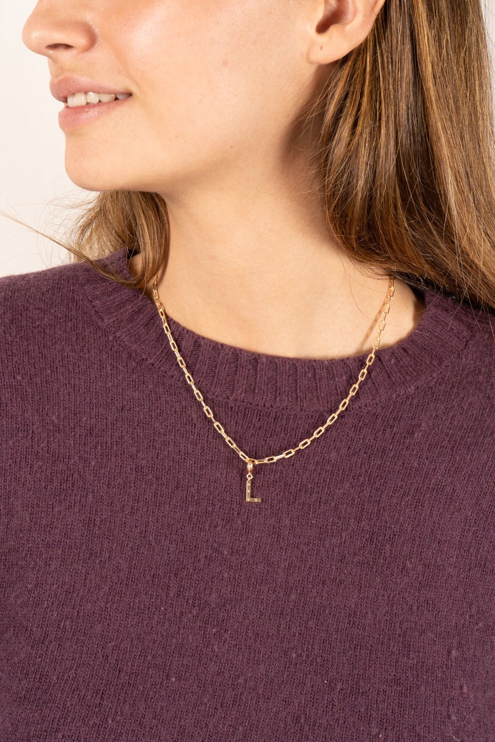 Combinação de corrente & iniciais douradas com detalhe de estrelas