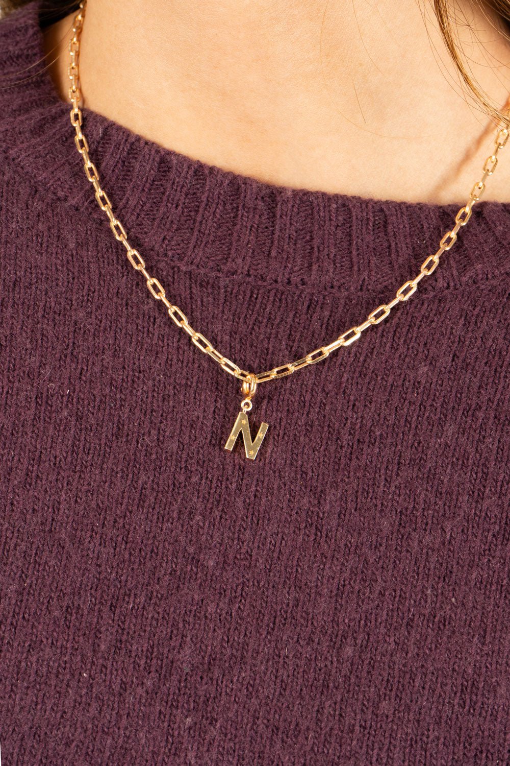 Combinação de corrente & iniciais douradas com detalhe de estrelas