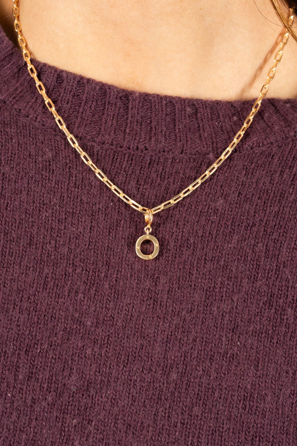 Combinação de corrente & iniciais douradas com detalhe de estrelas