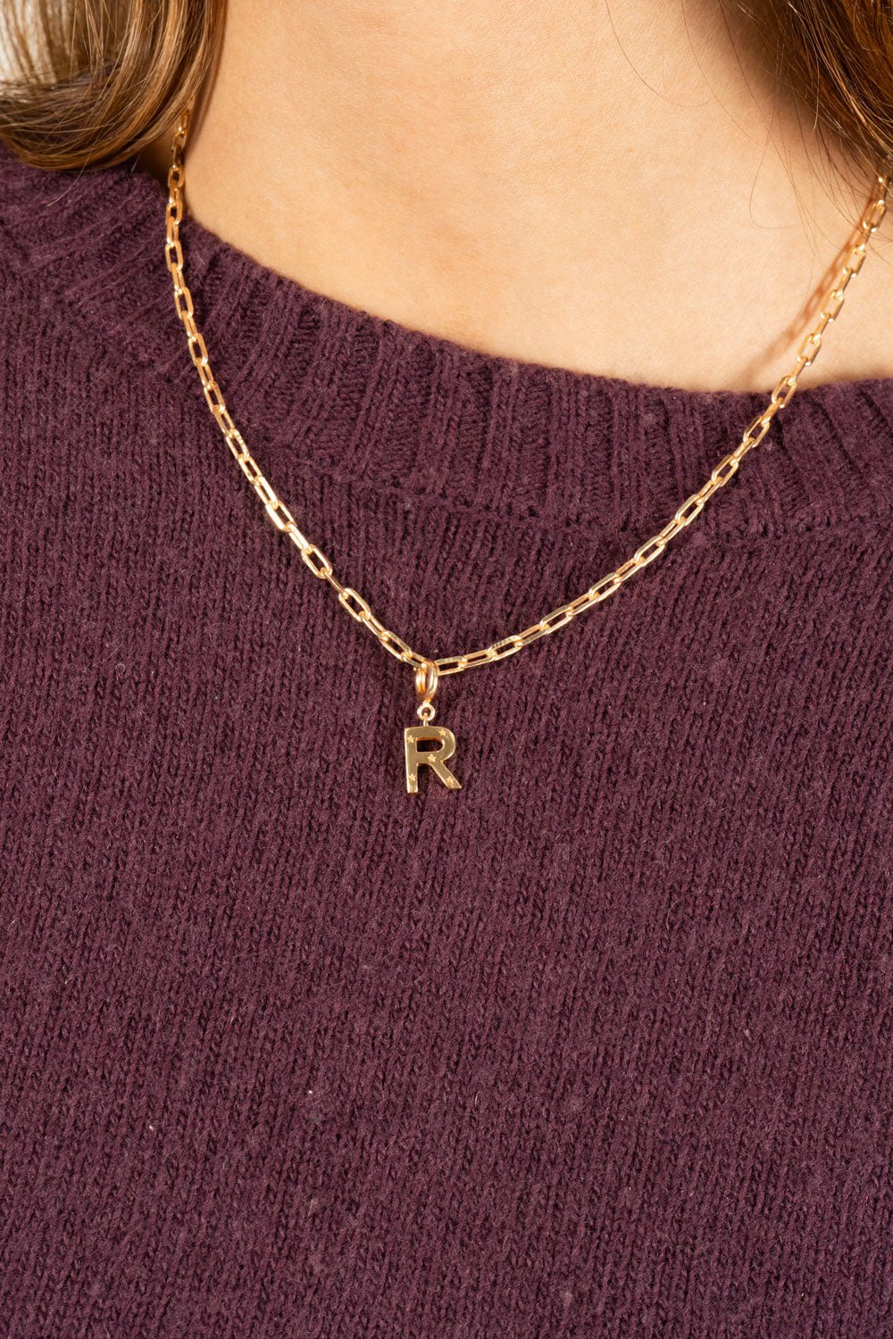 Combinação de corrente & iniciais douradas com detalhe de estrelas