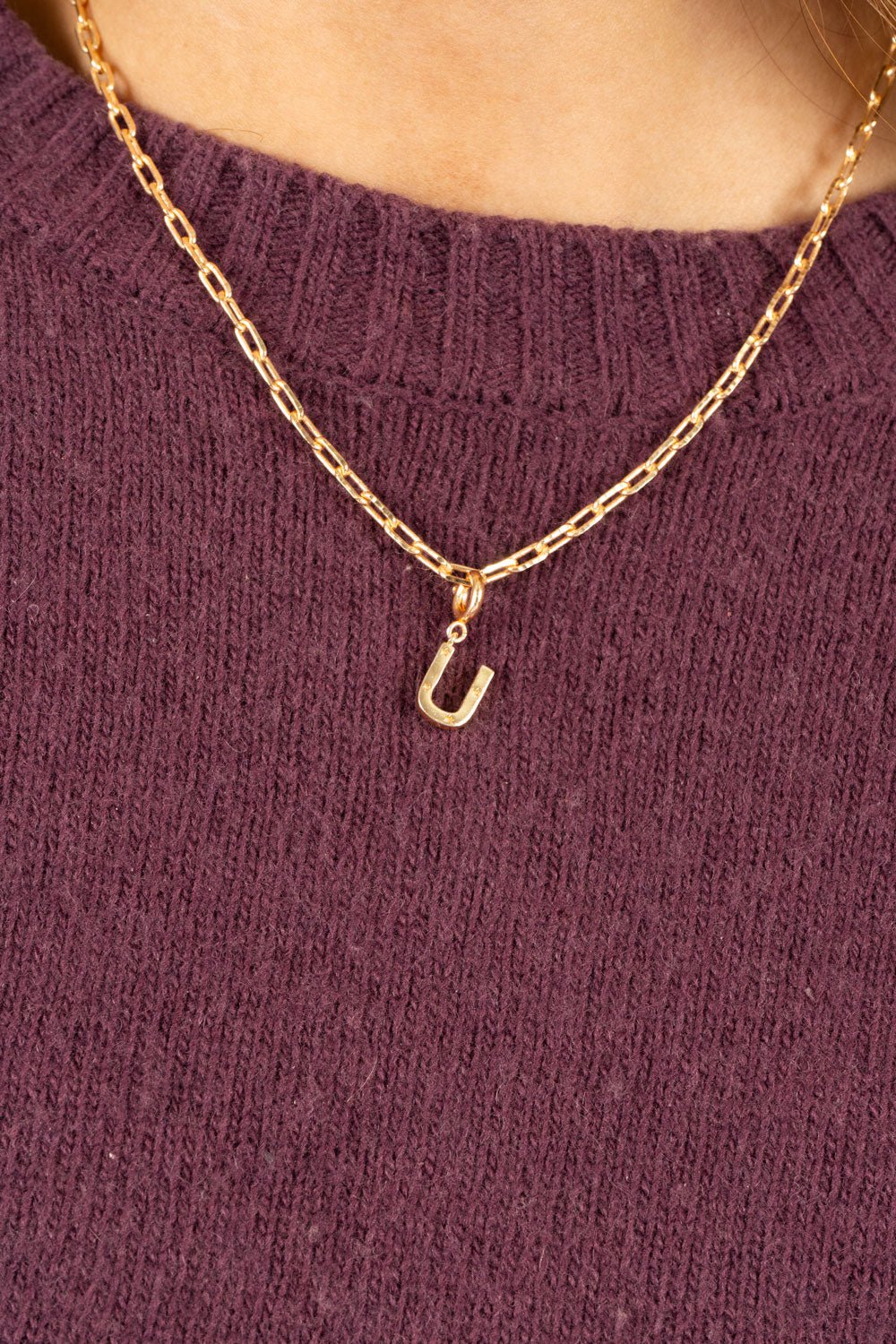 Combinação de corrente & iniciais douradas com detalhe de estrelas