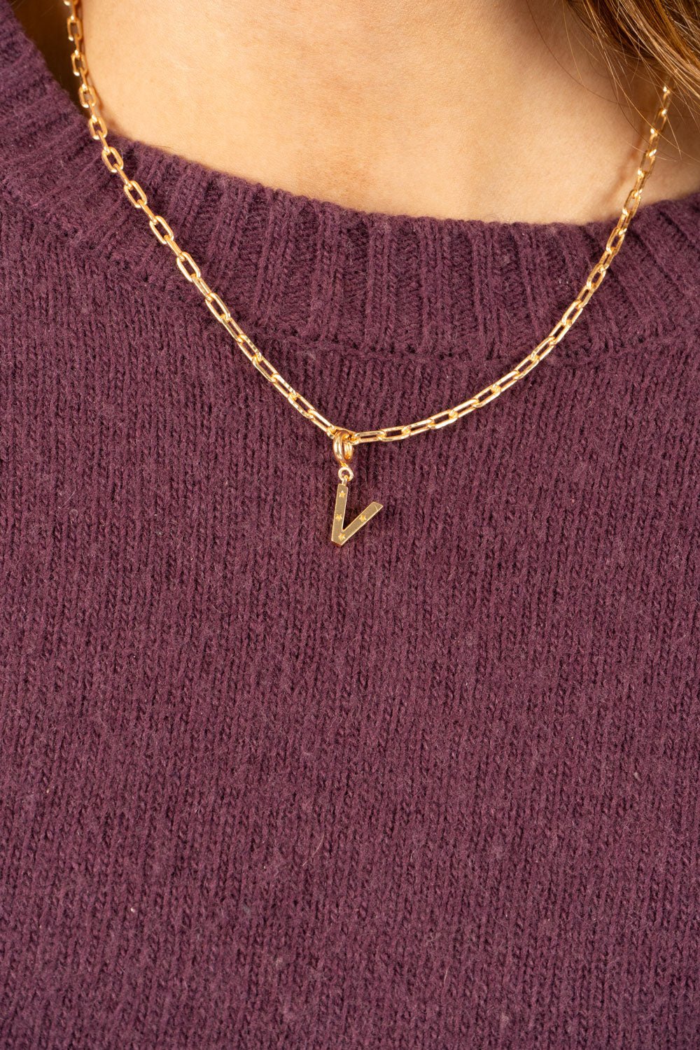 Combinação de corrente & iniciais douradas com detalhe de estrelas