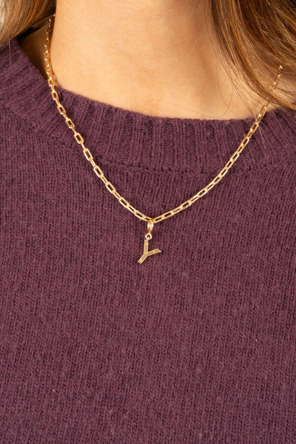 Combinação de corrente & iniciais douradas com detalhe de estrelas