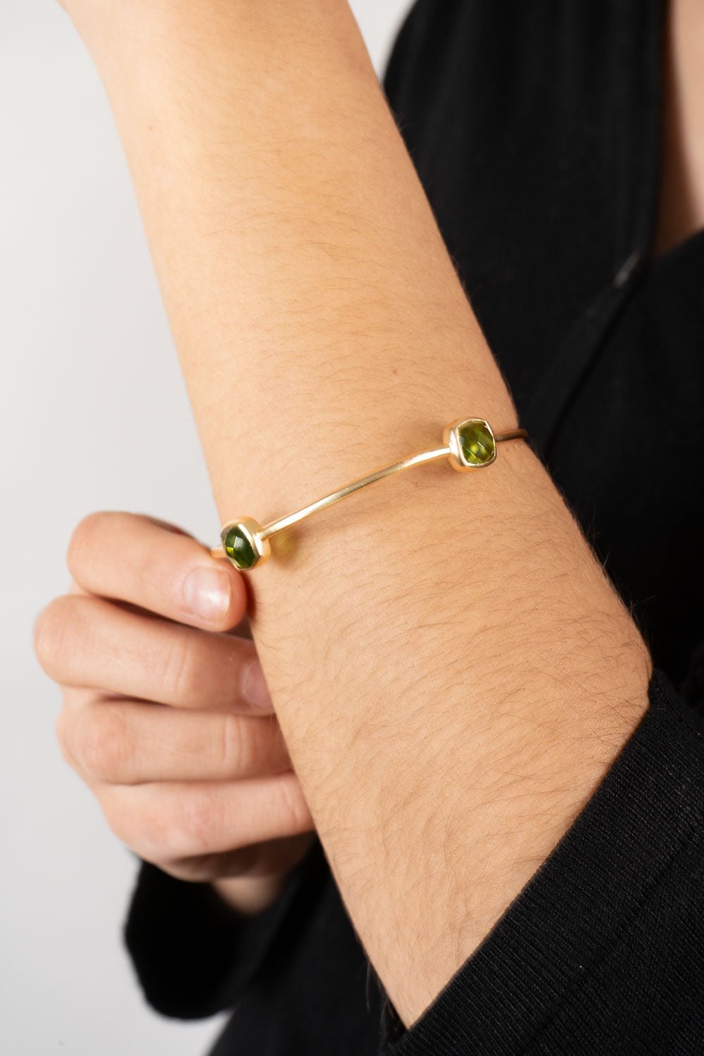 Brazo Pulsera Dorado Con Piedras Verdes Cristina Oria