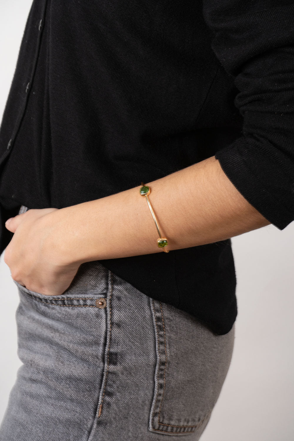 Muñeca Pulsera Dorado Con Piedras Verdes Cristina Oria