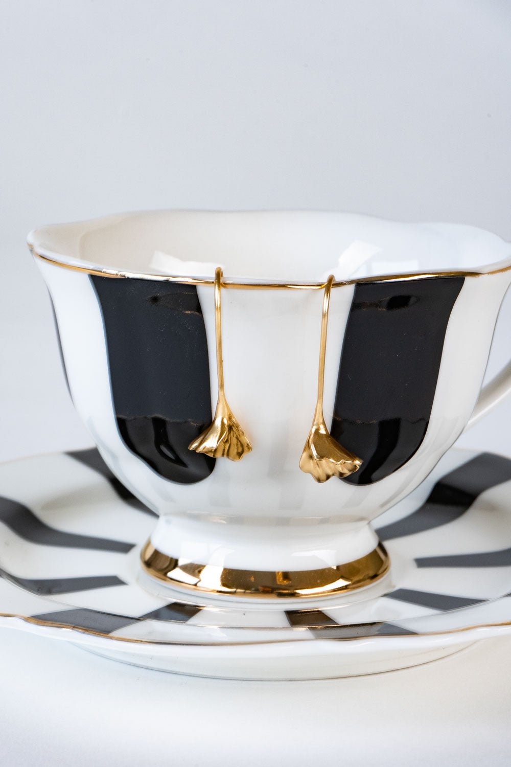 Taza Pendientes Dorados Con Diseño De Hoja Cristina Oria