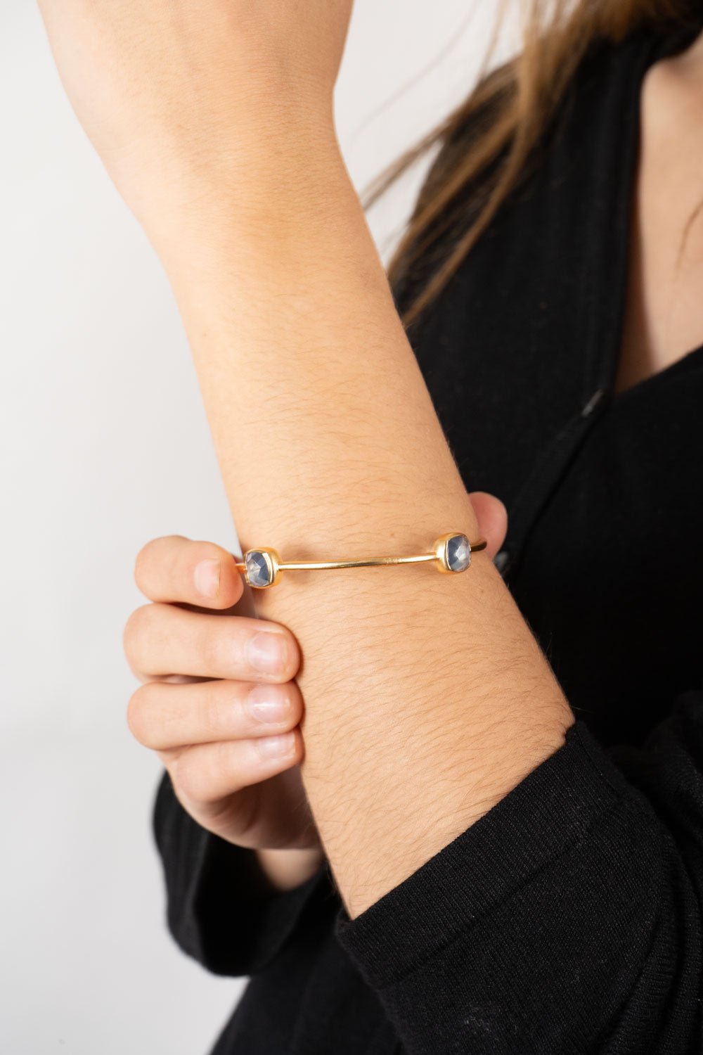 Persona Pulsera Dorada Con Piedras Azules Cristina Oria