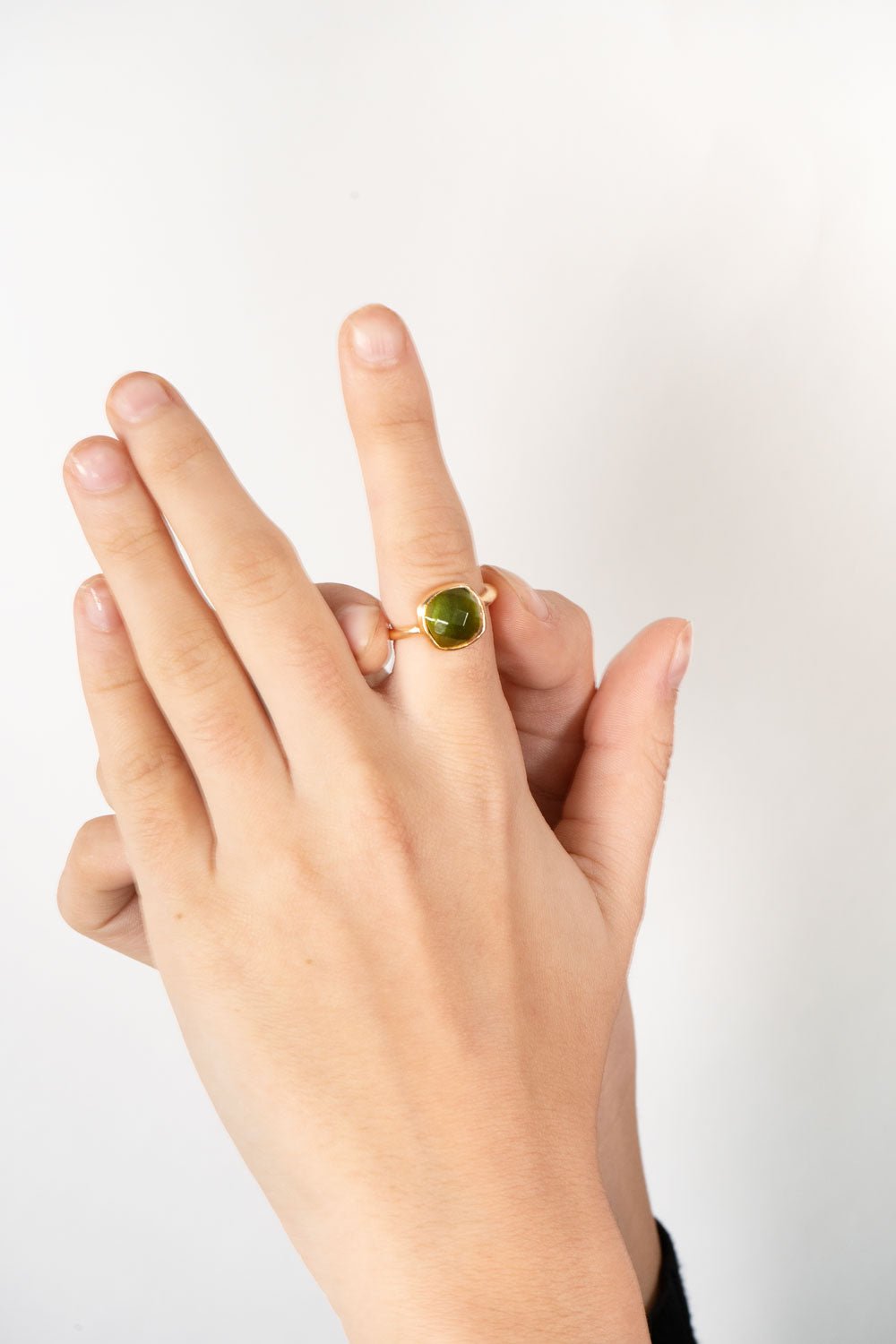 Mano Anillo Dorado Con Piedra Verde Cristina Oria
