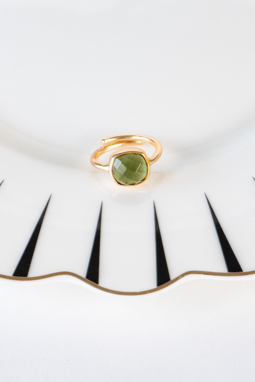 Plato Anillo Dorado Con Piedra Verde Cristina Oria