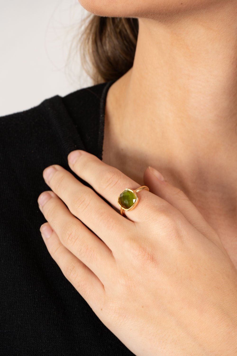 Detalles Anillo Dorado Con Piedra Verde Cristina Oria