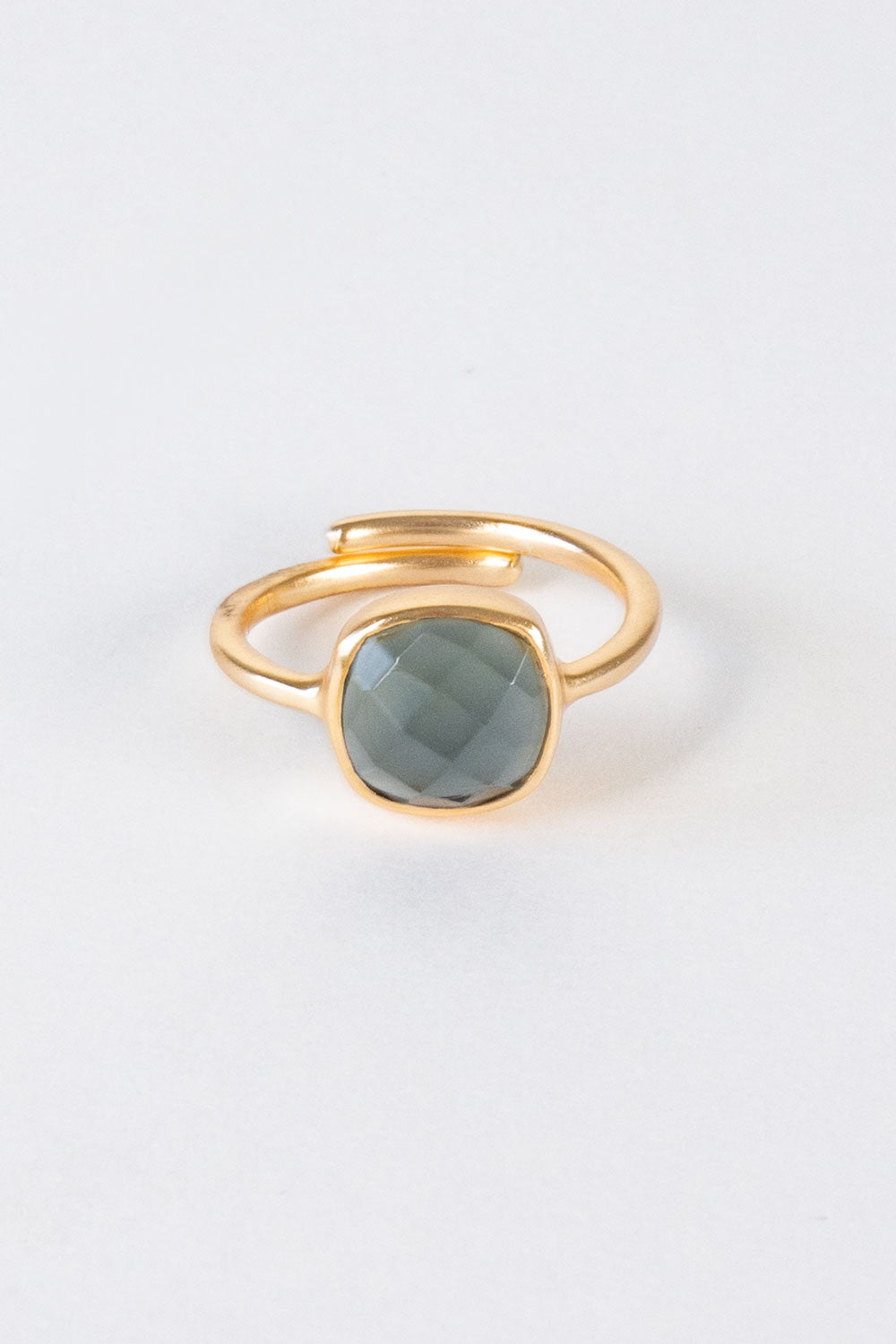 Detalles Anillo Dorado Con Piedra Azul Cristina Oria