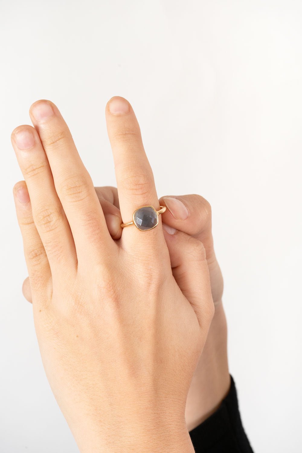 Mano Anillo Dorado Con Piedra Azul Cristina Oria