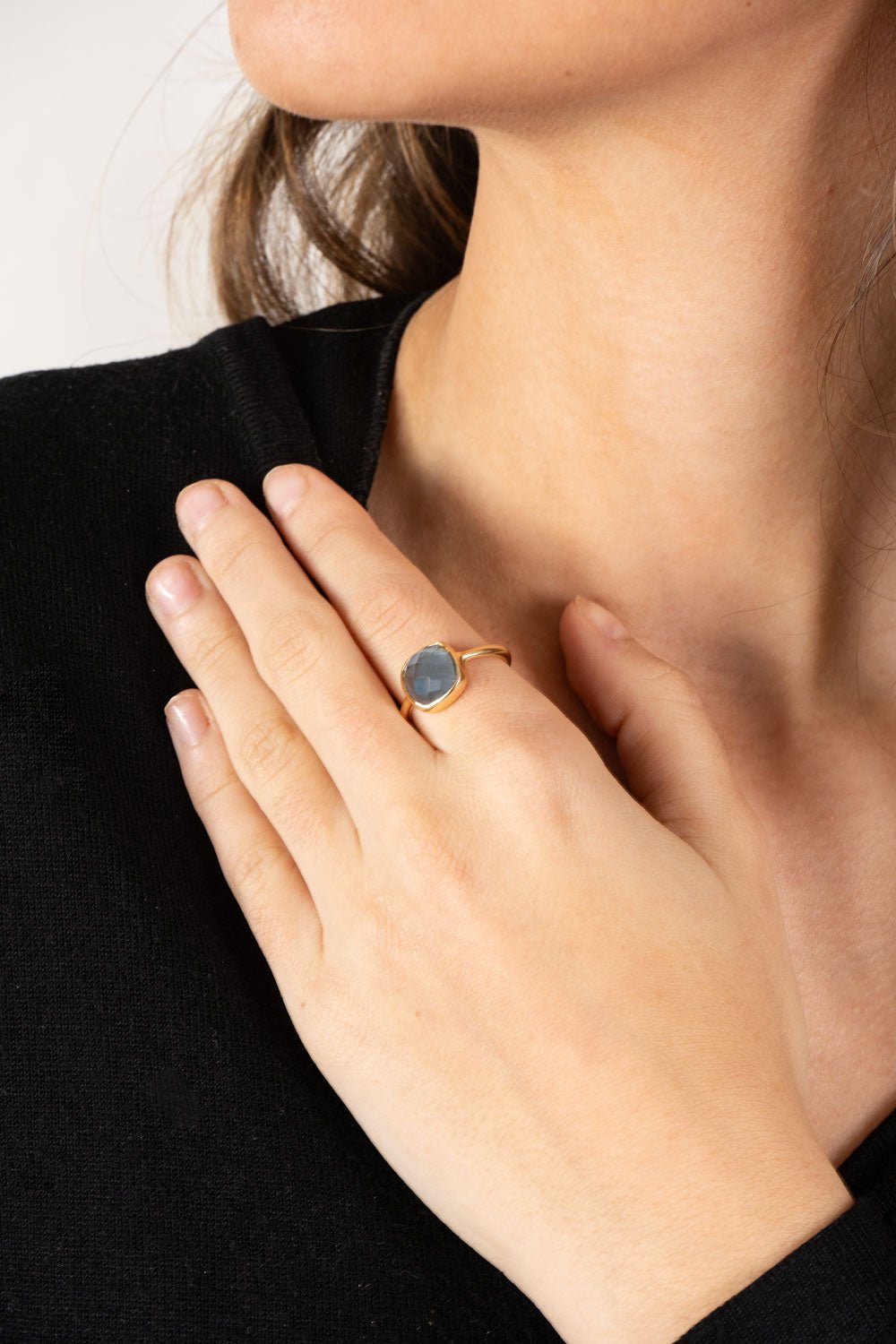 Persona Anillo Dorado Con Piedra Azul Cristina Oria