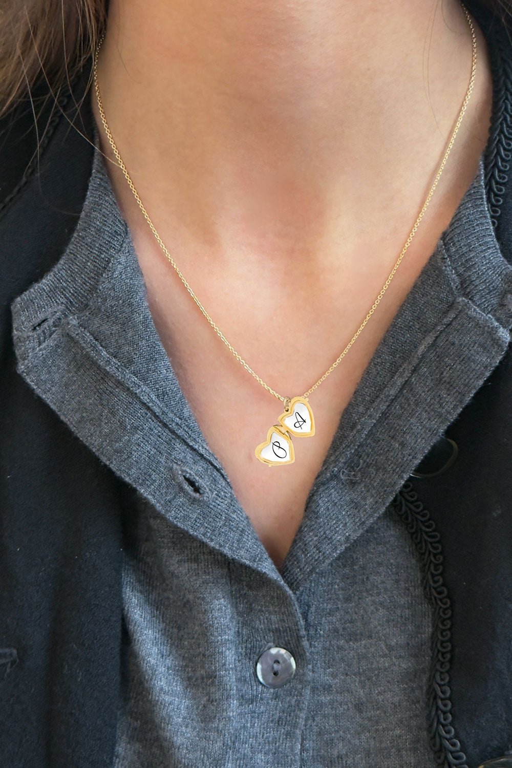 Colar Dourado com Pingente de Coração e Zircónia Laranja