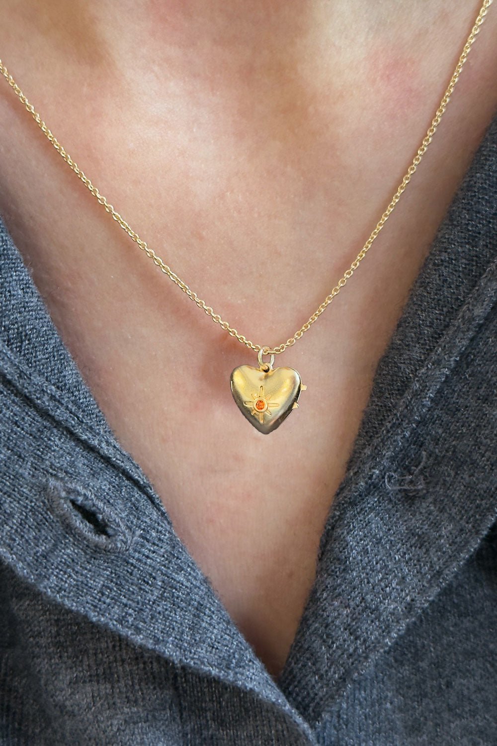 Colar Dourado com Pingente de Coração e Zircónia Laranja