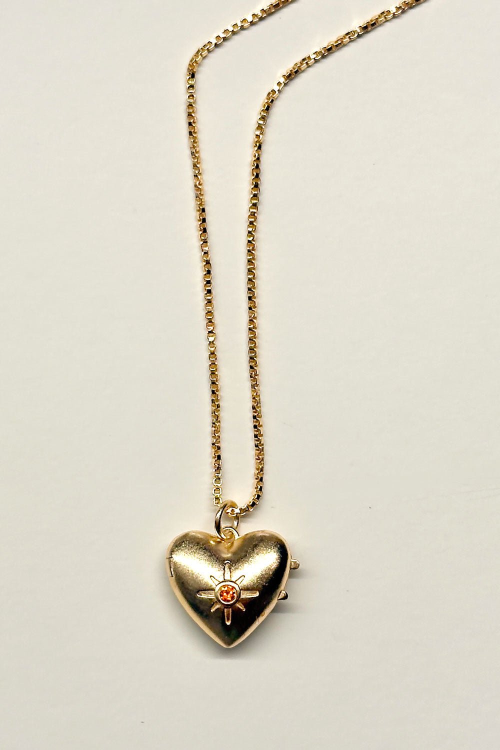 Detalle Circonita Collar Dorado Con Colgante Diseño Corazón Y Circonita Naranja Cristina Oria 