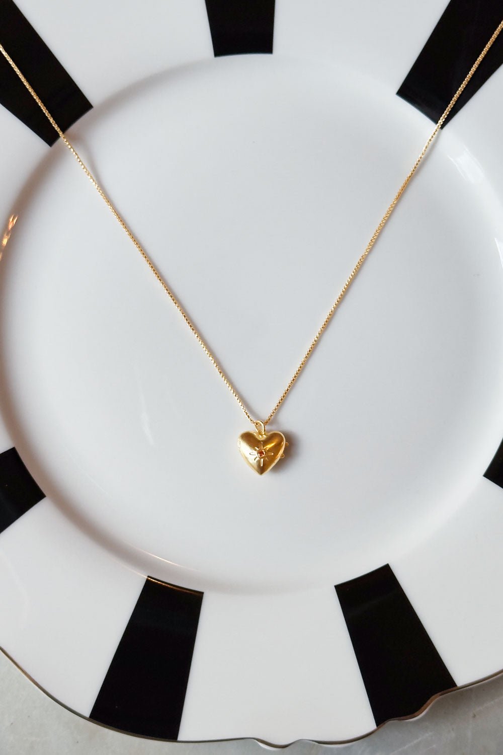 Detalle Vajilla Collar Dorado Con Colgante Diseño Corazón Y Circonita Naranja Cristina Oria 