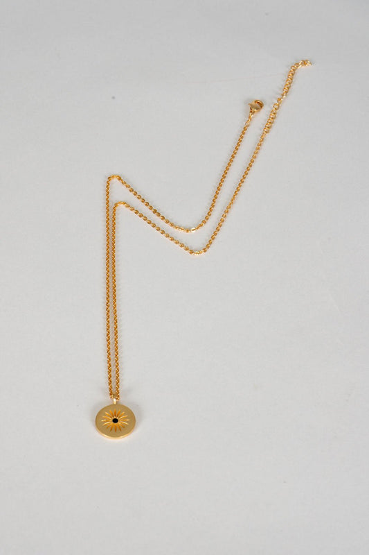 Colar dourado com pendente redondo de sol e zircónia negra