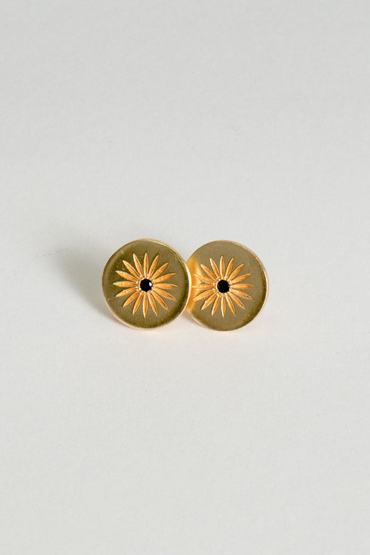 Brincos dourados redondos com design de sol e zircónia negra