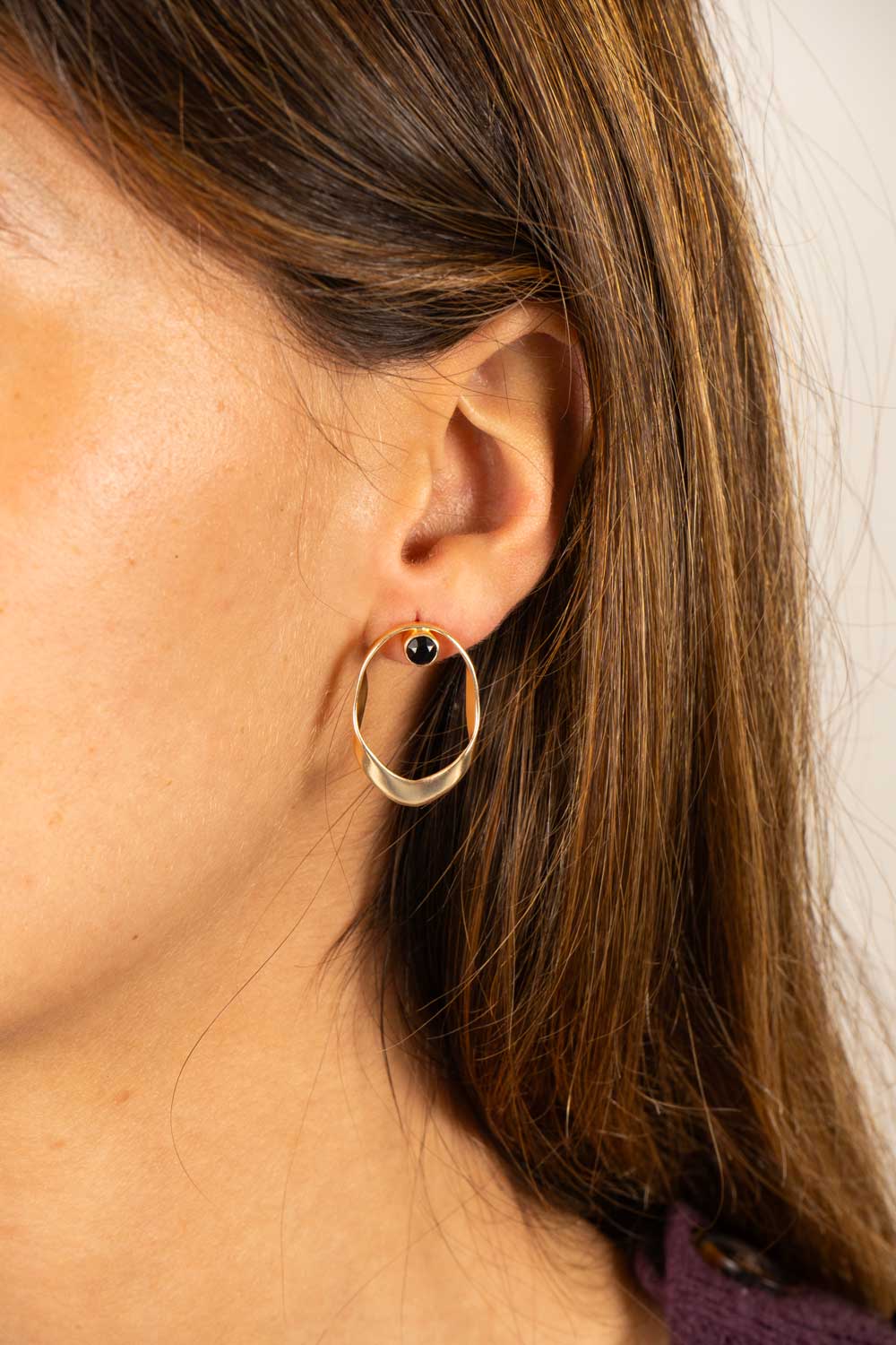 Brincos dourados ovais com ónix negra