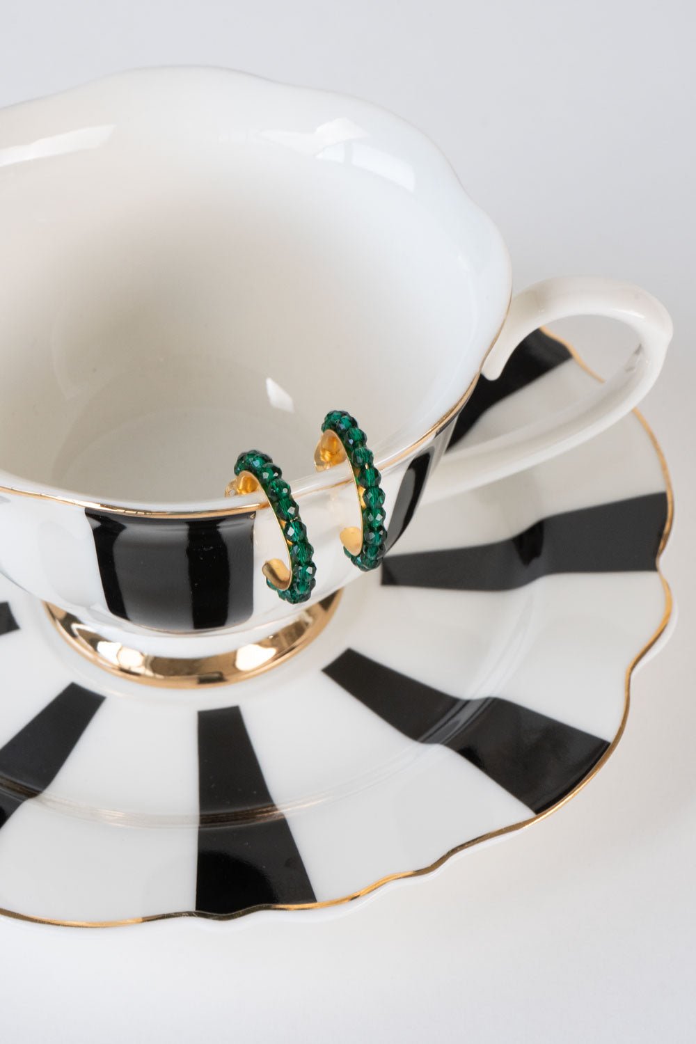 Taza Pendientes Dorados Con Diseño De Aros Y Onyx Verdes Cristina Oria