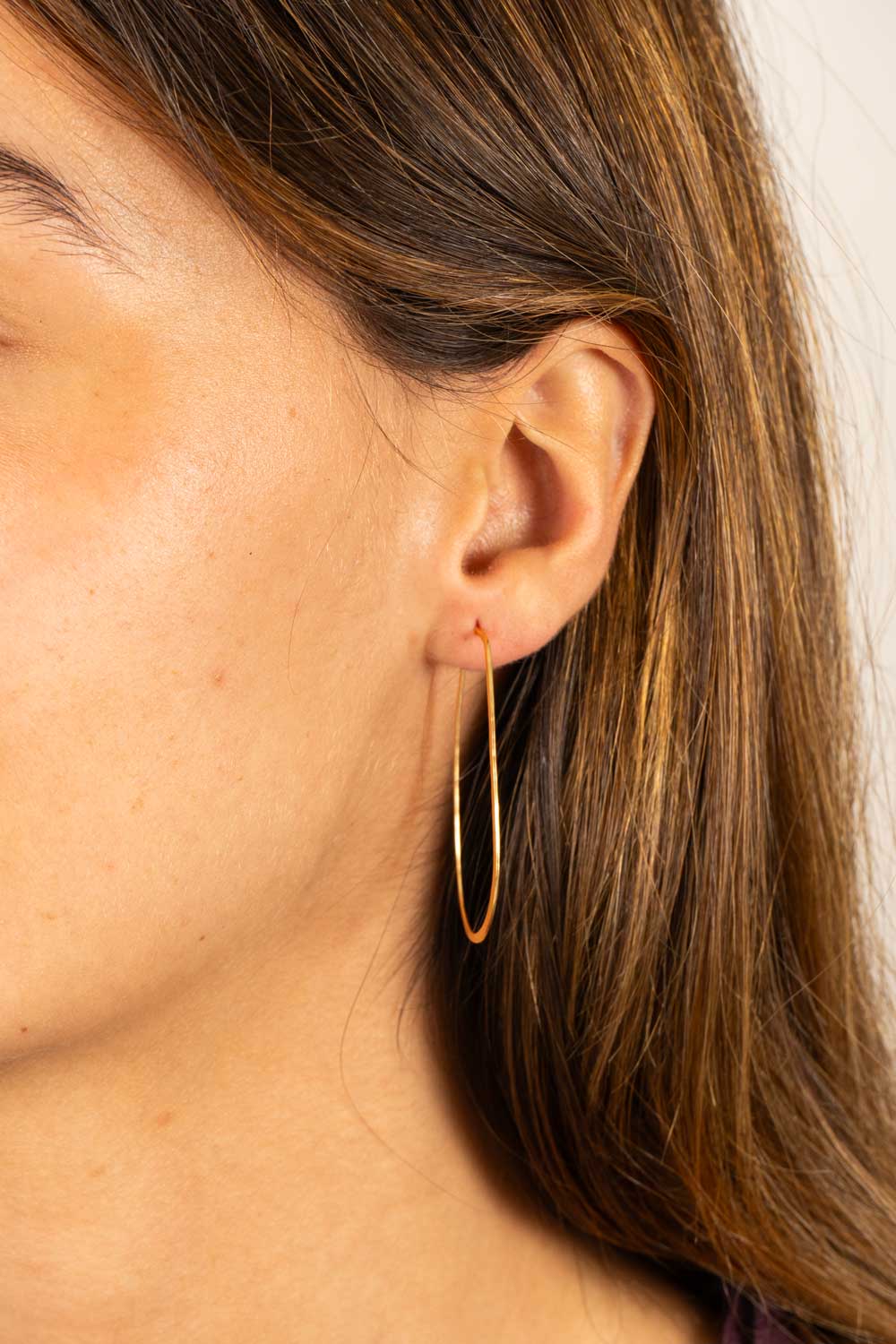 Brincos dourados com design de lágrimas