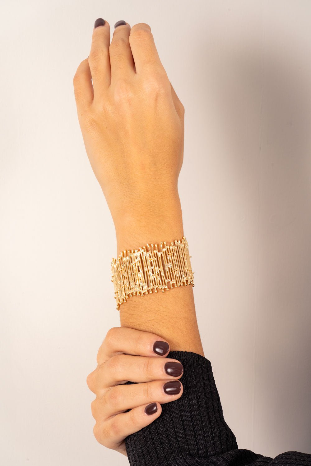 Pulseira dourada ajustável com fecho de corrente, design irregular.