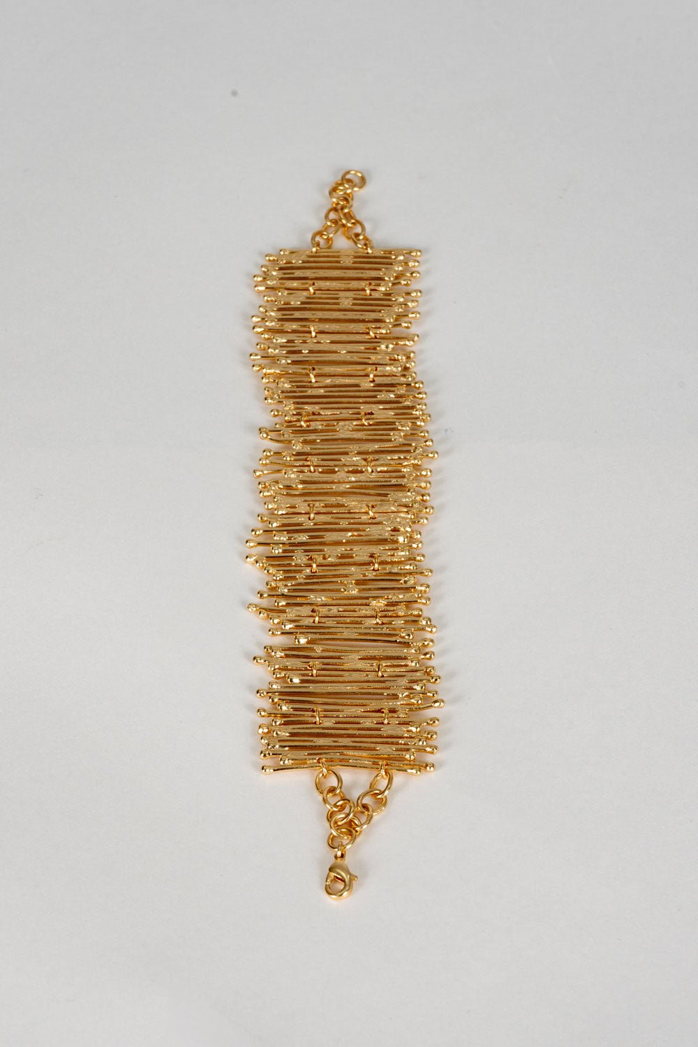 Pulseira dourada ajustável com fecho de corrente, design irregular.