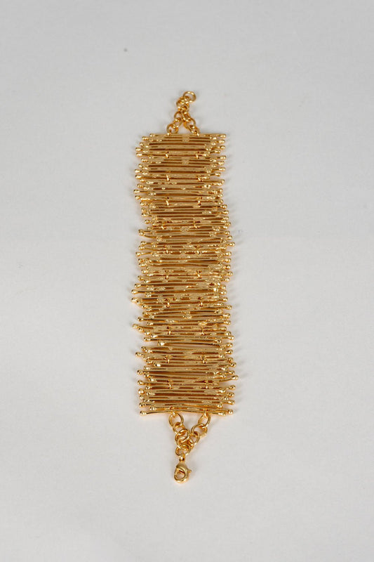 Pulseira dourada ajustável com fecho de corrente, design irregular.