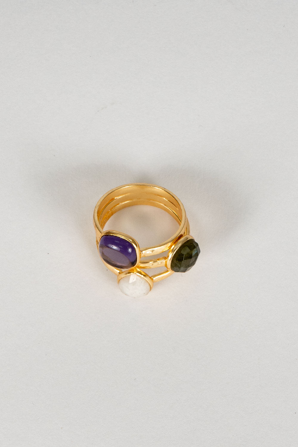 Anillo Dorado Con Piedras De Colores