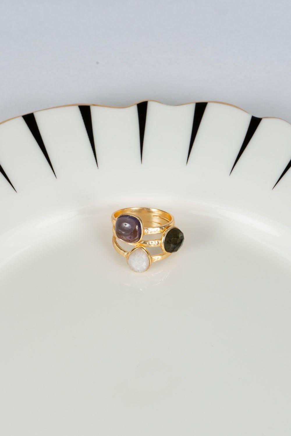 Anillo Dorado Con Piedras De Colores