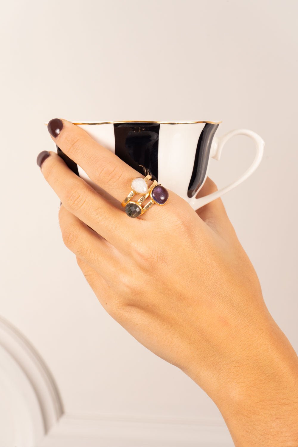 Anillo Dorado Con Piedras De Colores