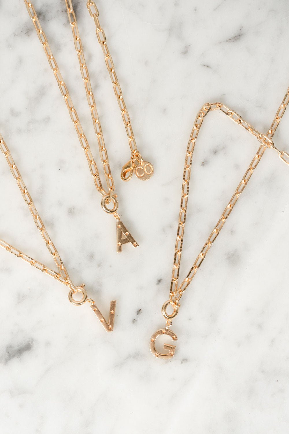 Combinação de corrente & iniciais douradas com detalhe de estrelas