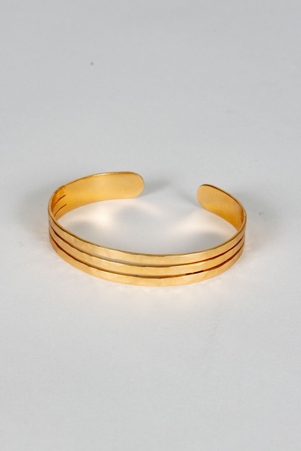 Pulseira dourada ajustável com design de três argolas